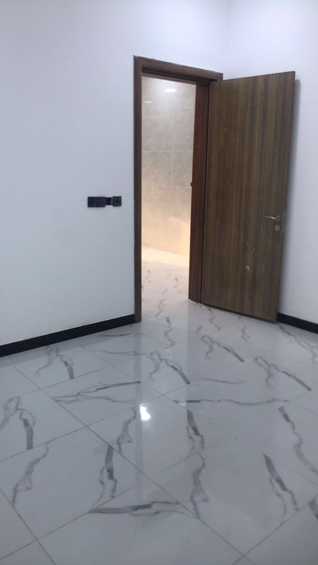 دار ثلاث طوايق للبيع - Image 1