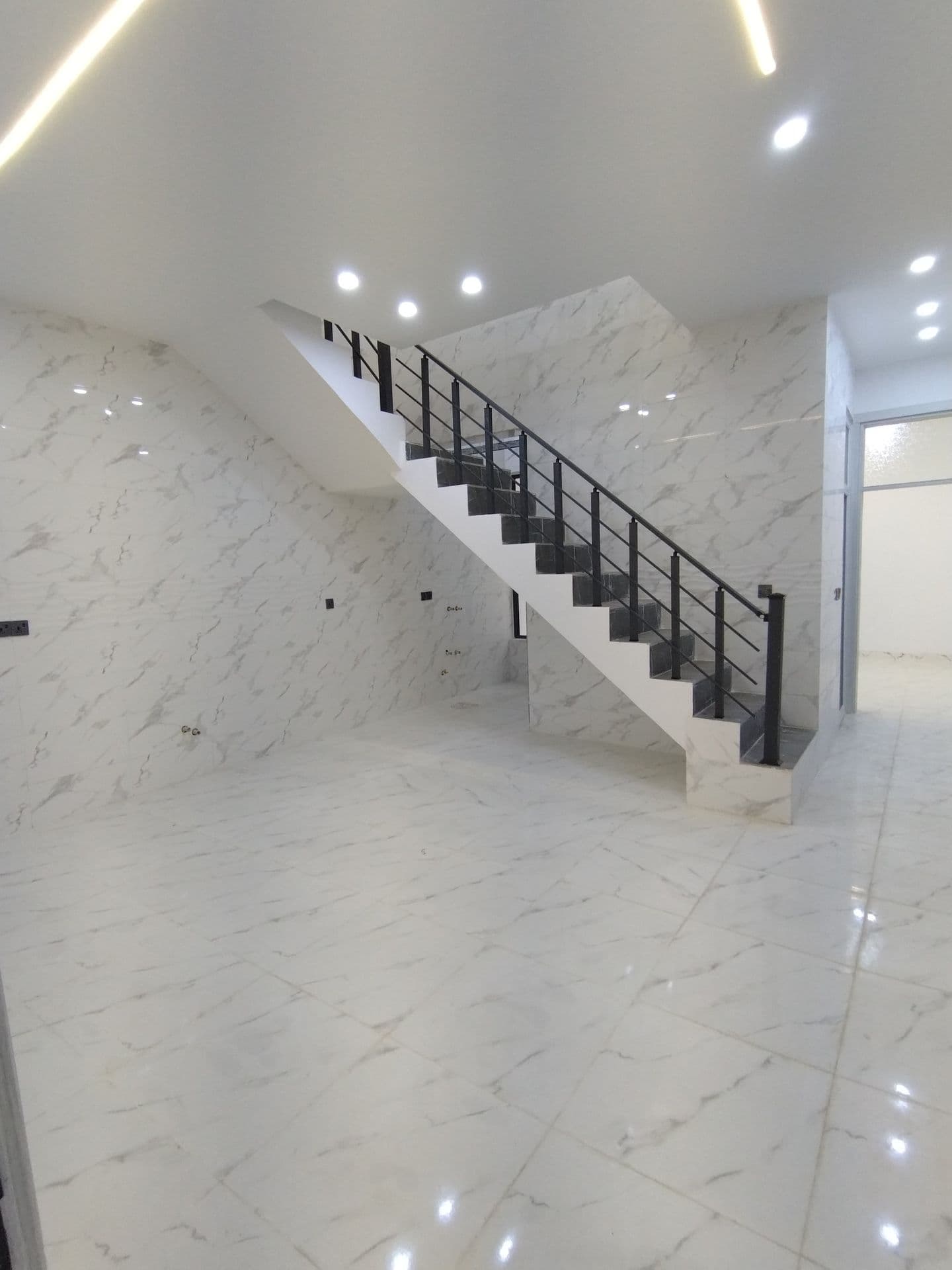 دار للبيع طابقين في منطقة حي العسكري  - Thumbnail 5