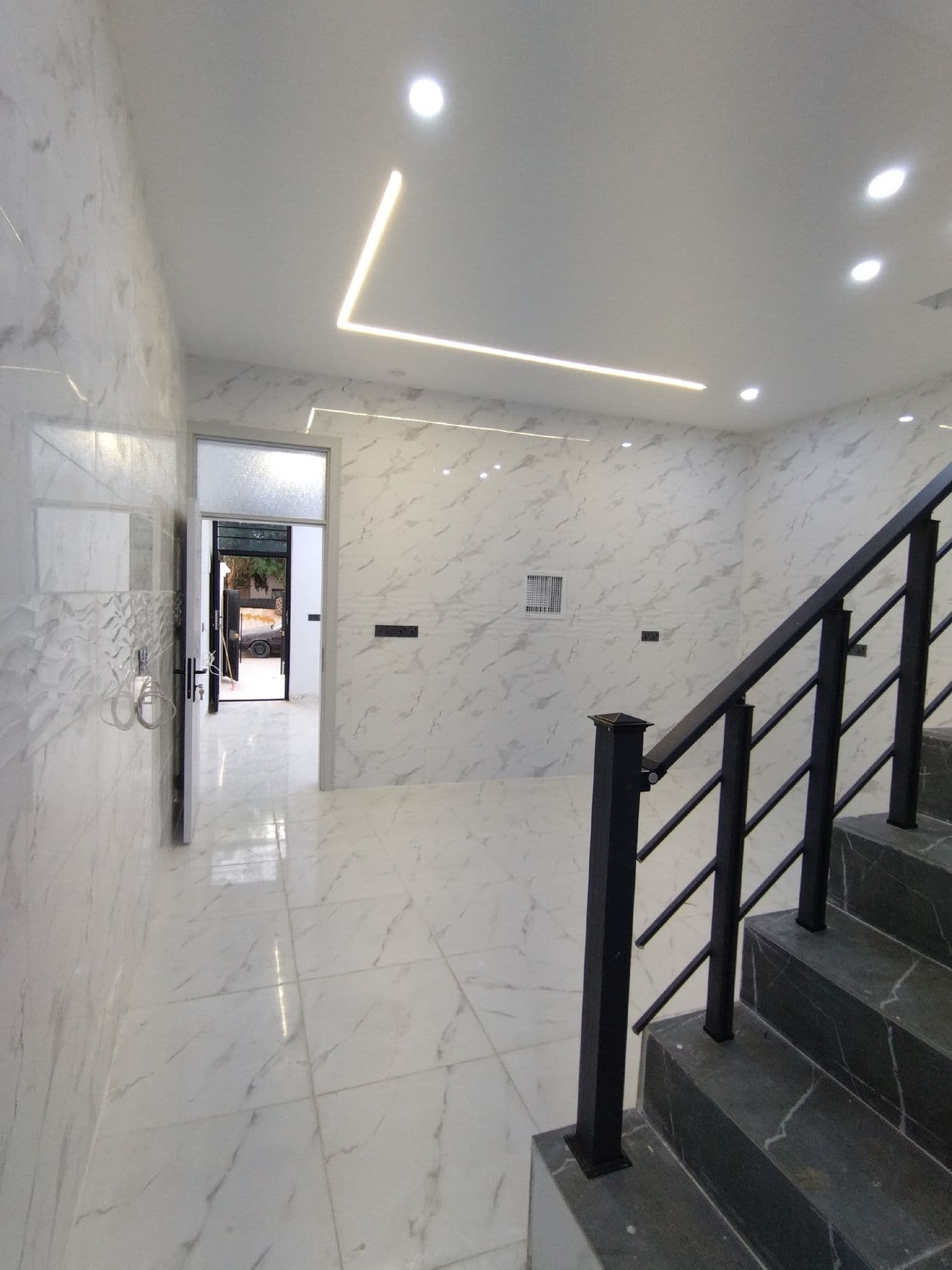 دار للبيع طابقين في منطقة حي العسكري  - Image 1