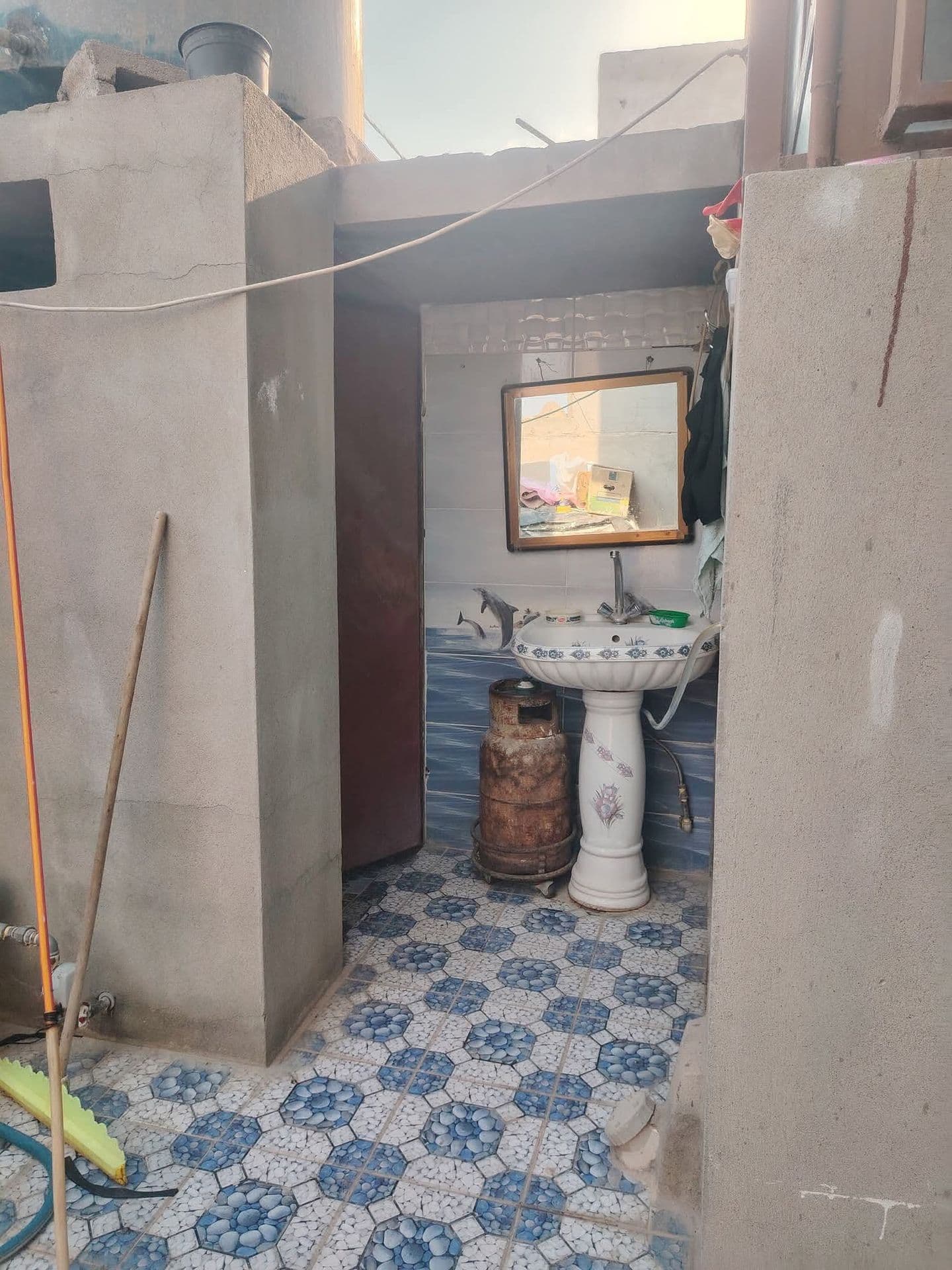 دار للبيع مساحه 100 متر طابقين  ✅موصل حي الانتصار شارع 60خلف جامع الغرباء سند طابوالزهور شرط التحويليتكون من 3 غرف نوم 💤 وهولين واستقبال ومطبخ ومشتملات وبيتونه طابق ثالث كبيره تبليط خدمات كامله 👉👉السعر 74 وبي مجال للاستفسار الاتصال الارقام التاليه 0776885548207503424865@الجميع @إشارة - Thumbnail 7