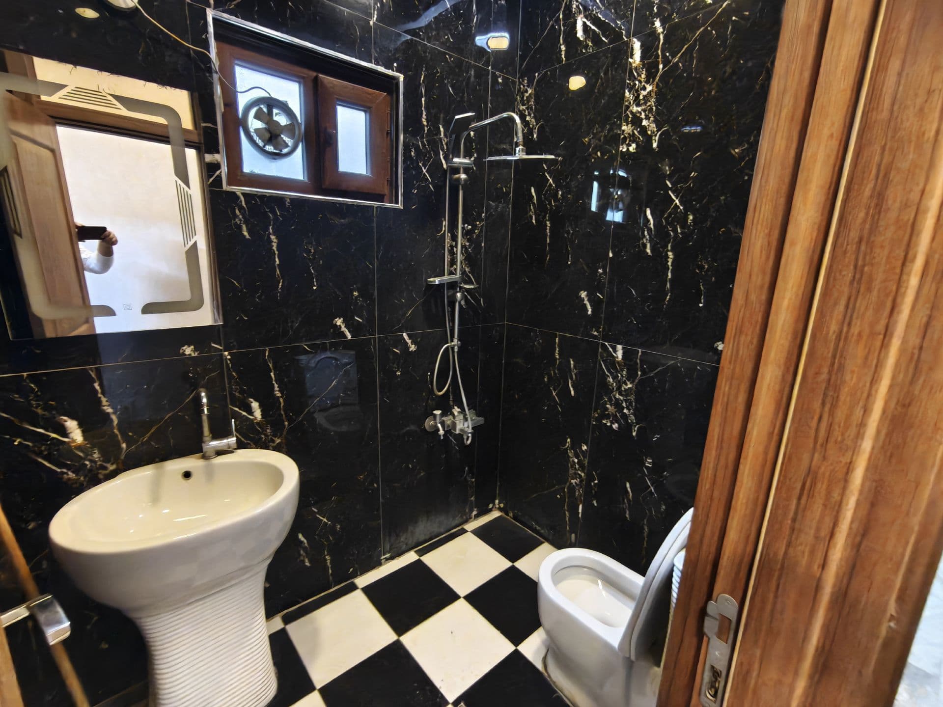 شقه للايجار في حي القادسيه - Image 1