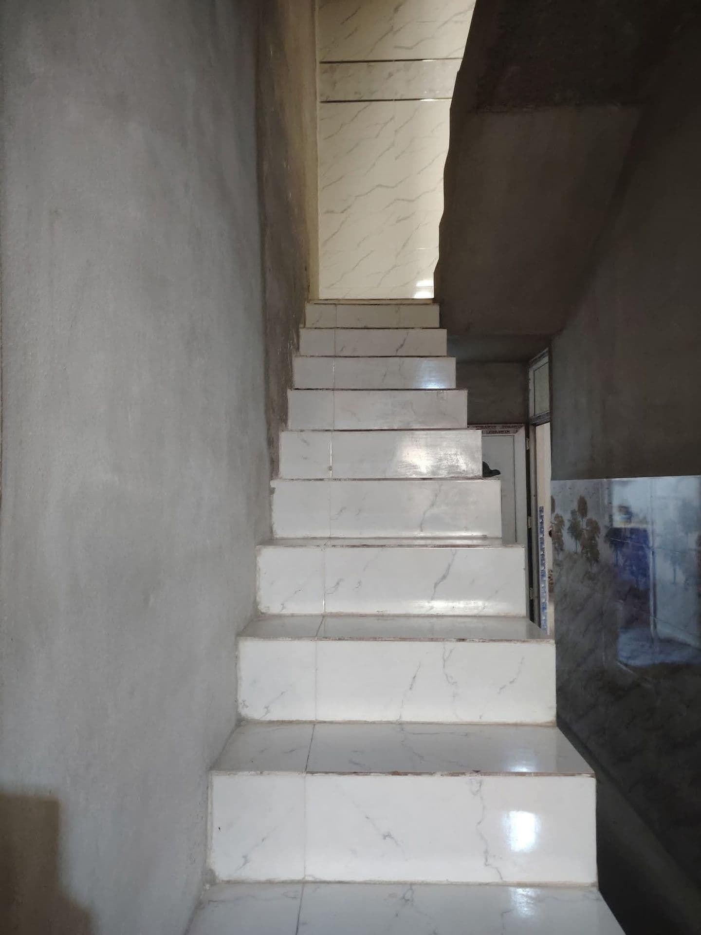 دار للبيع مساحه 100 متر طابقين  ✅موصل حي الانتصار شارع 60خلف جامع الغرباء سند طابوالزهور شرط التحويليتكون من 3 غرف نوم 💤 وهولين واستقبال ومطبخ ومشتملات وبيتونه طابق ثالث كبيره تبليط خدمات كامله 👉👉السعر 74 وبي مجال للاستفسار الاتصال الارقام التاليه 0776885548207503424865@الجميع @إشارة - Image 1