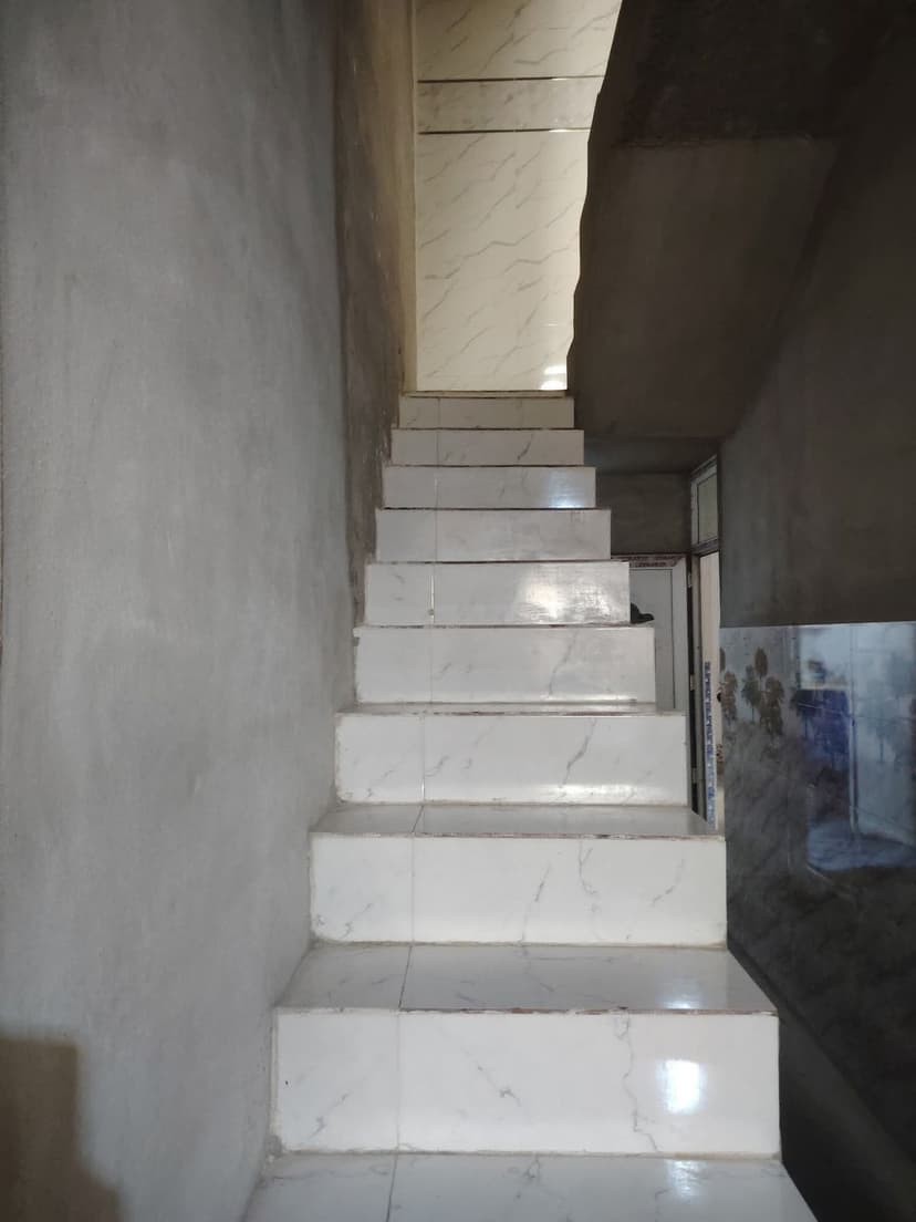 دار للبيع مساحه 100 متر طابقين  ✅موصل حي الانتصار شارع 60خلف جامع الغرباء سند طابوالزهور شرط التحويليتكون من 3 غرف نوم 💤 وهولين واستقبال ومطبخ ومشتملات وبيتونه طابق ثالث كبيره تبليط خدمات كامله 👉👉السعر 74 وبي مجال للاستفسار الاتصال الارقام التاليه 0776885548207503424865@الجميع @إشارة